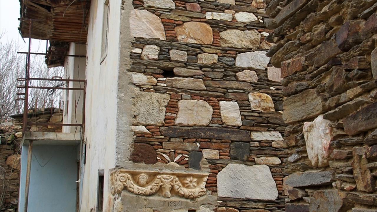 Yetkililer inceleme yapmaya gelince lahdin tarihi önemini anladıklarını aktaran Gök, lahdin muhtemelen çevredeki bir sit alanından alındığını ve bilinçsiz bir şekilde evin duvarına konulduğunu anlattı. 