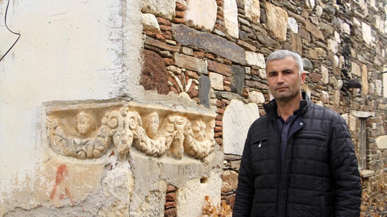 Mahalle Muhtarı Rami Gök, yaptığı açıklamada, duvardaki lahdi daha önce gördüklerini ancak süslü bir mermer işçiliği zannettiklerini, tarihi öneminin farkında olmadıklarını söyledi. 