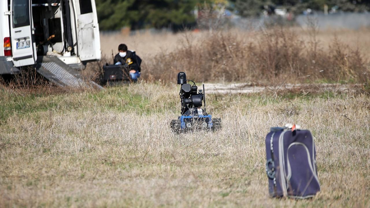 Adana Emniyet Müdürlüğü Bomba İmha ve İnceleme Şube Müdürlüğünde görevli bomba uzmanları, her gün şüpheli paket veya bomba imha görevi çıkabilme ihtimaliyle telsize odaklanıyor, birçok kişinin göze alamayacağı risklerle zorlu görevlerini icra ediyor.