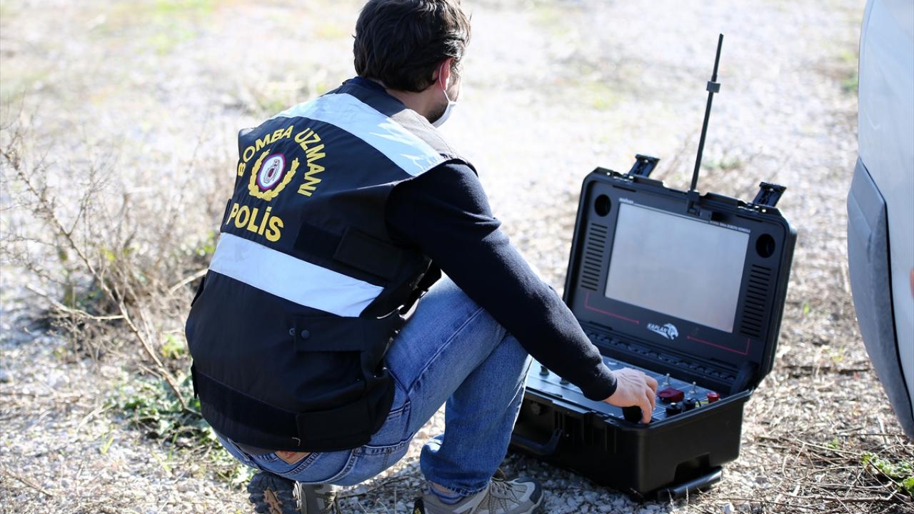 Hayatları "fünyenin ucunda" olan bomba uzmanları, vatandaşların güvenliği için patlayıcı düzenekleri ölümle kalım arasındaki ince çizgide etkisiz hale getiriyor.