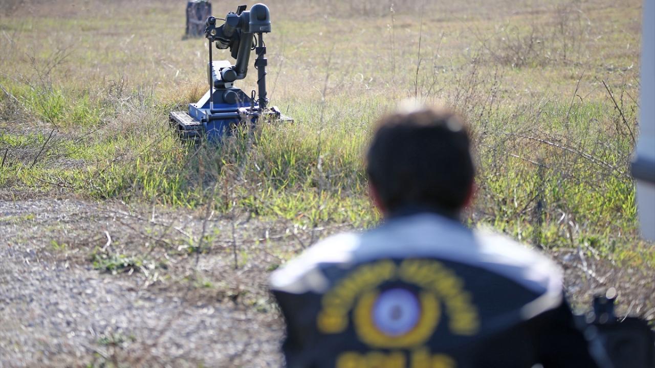 Teknolojiden de faydalanan bomba uzmanları, patlayıcı tespitinde bomba köpeği ve bomba robotlarını kullanıyor.