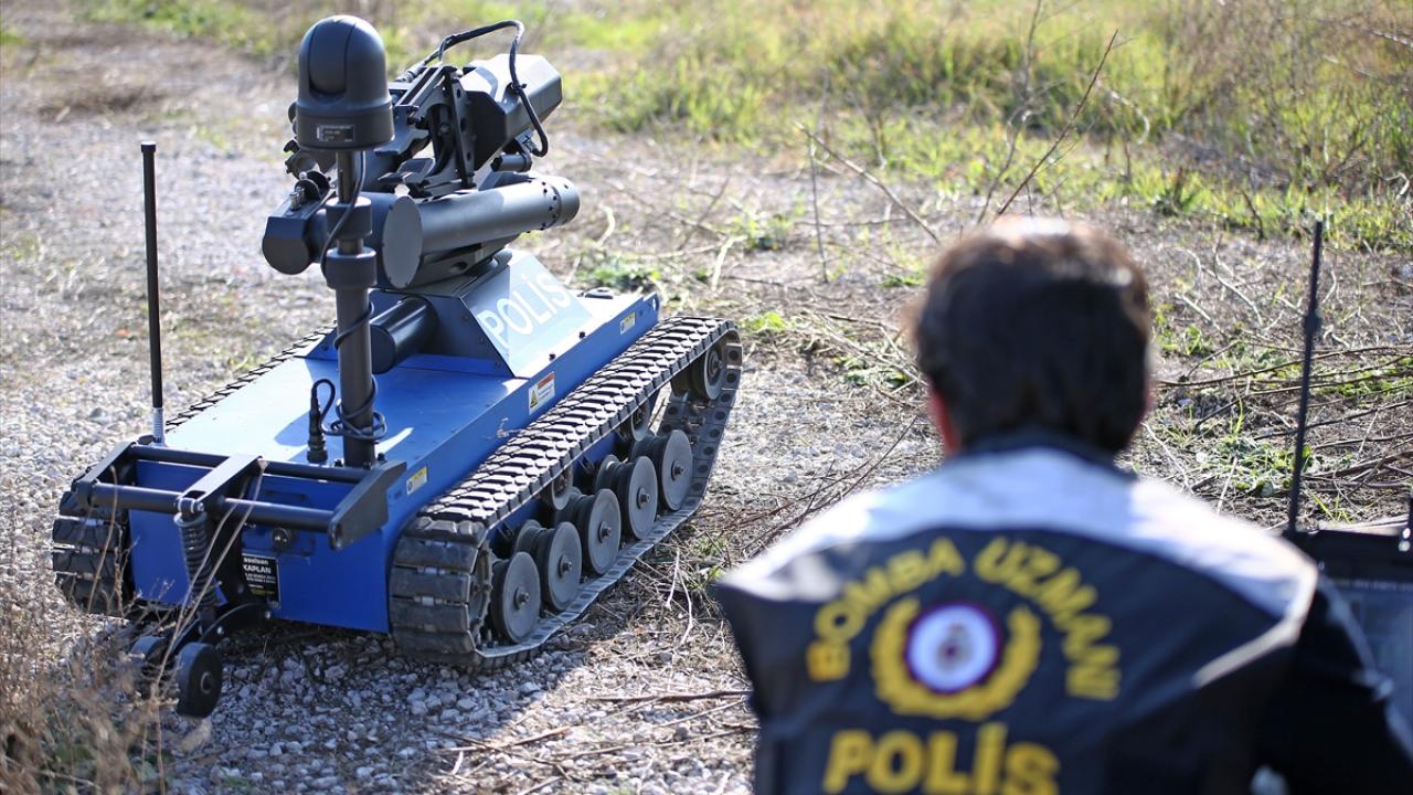 Patlayıcı düzeneklerine, yaklaşık 45 kilogram ağırlığındaki özel kıyafetlerle canları pahasına müdahale eden uzmanlar, "İlk hatan son hatan olur." prensibiyle hareket ediyor.