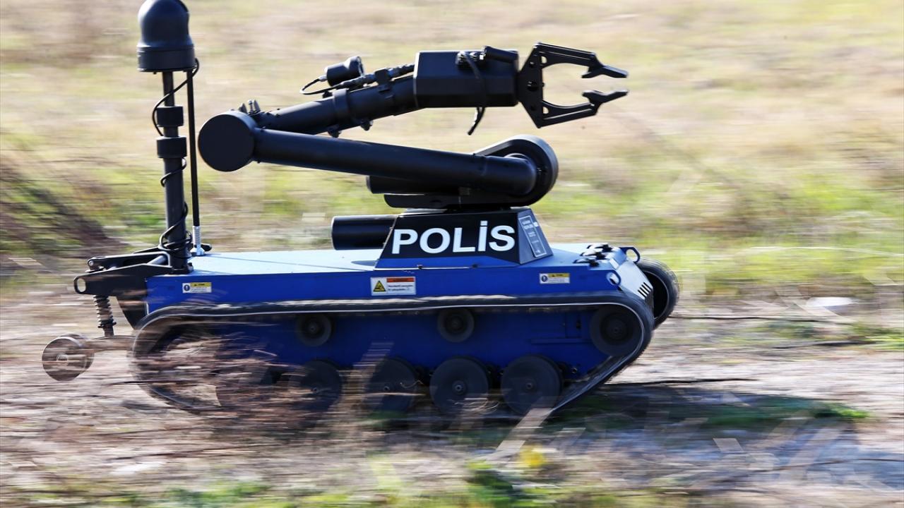 Çevre güvenliği alınmasının ardından arama yapan eğitimli köpek, araçta bomba tespit ederek oturup "pasif tepki" verdi.