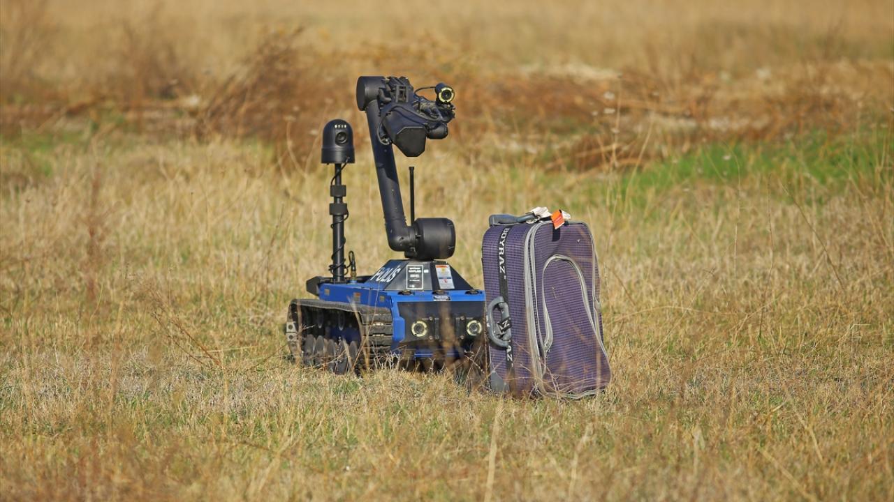Bomba uzmanları, boş bir araziye bırakılan şüpheli çantayla ilgili tatbikatında da robotla ön inceleme yaptı.