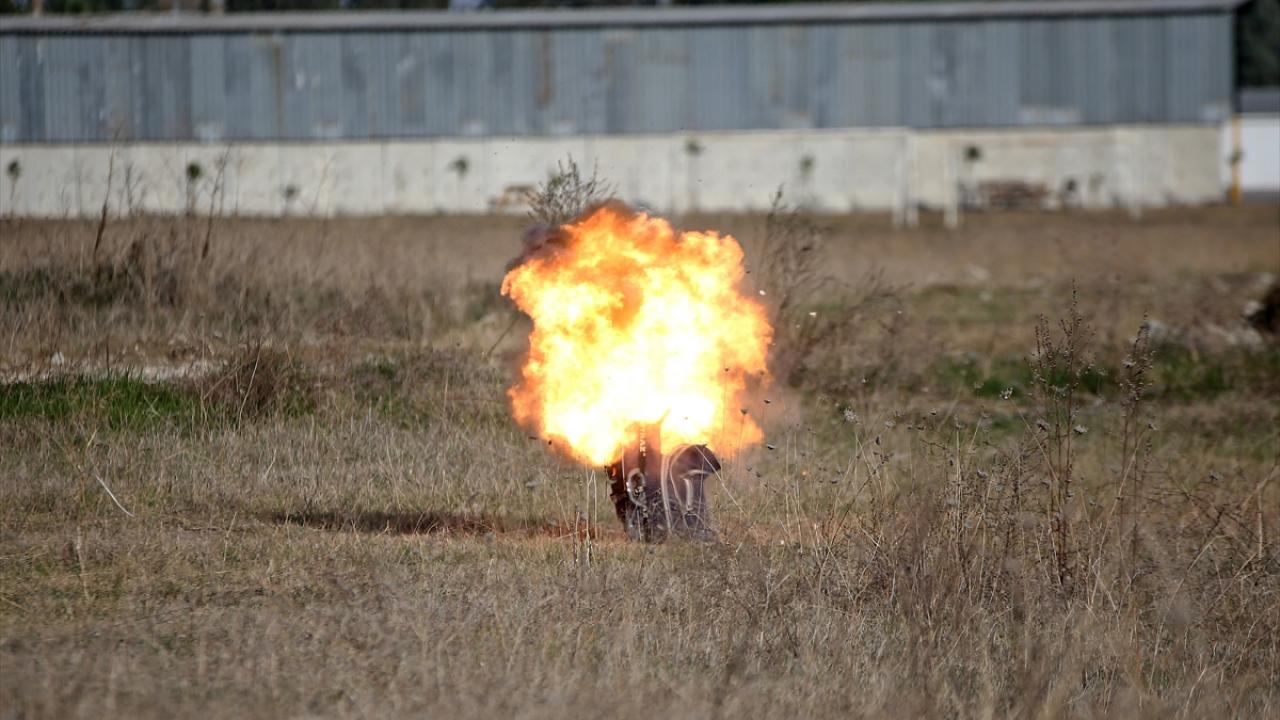 Ardından da kontrollü şekilde patlatılan çantada inceleme yapıldı.