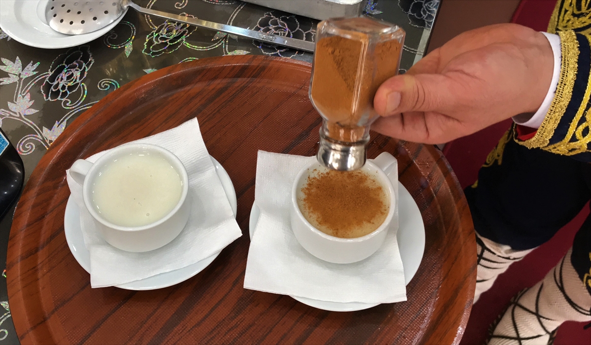 Bucak ilçesinde 800-1000 rakımlı Toroslarda yaz başında toplanan orkide yumruları, kaynatıldıktan sonra güneşte 6 ay kurutuluyor. 