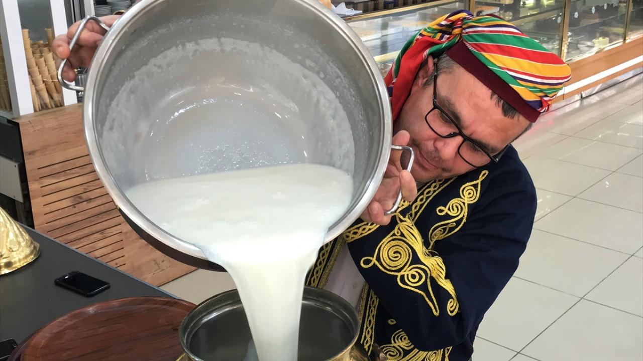 Toz haline getirilen salep, kaynayan inek sütü ve şekerle buluşturulup 15 ile 45 dakika arasında kısık ateşte kaynatılarak pişirildikten sonra servise hazır oluyor. 