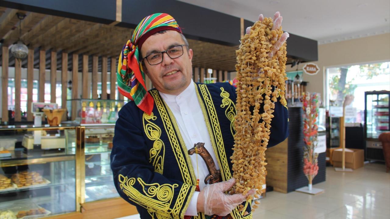 Pastaneci Yaşar İnal da 21 yıldır kış aylarında salep yaptıklarını, orkide yumrularının toplanmasının zor ve meşakkatli bir iş olduğunu kaydetti.