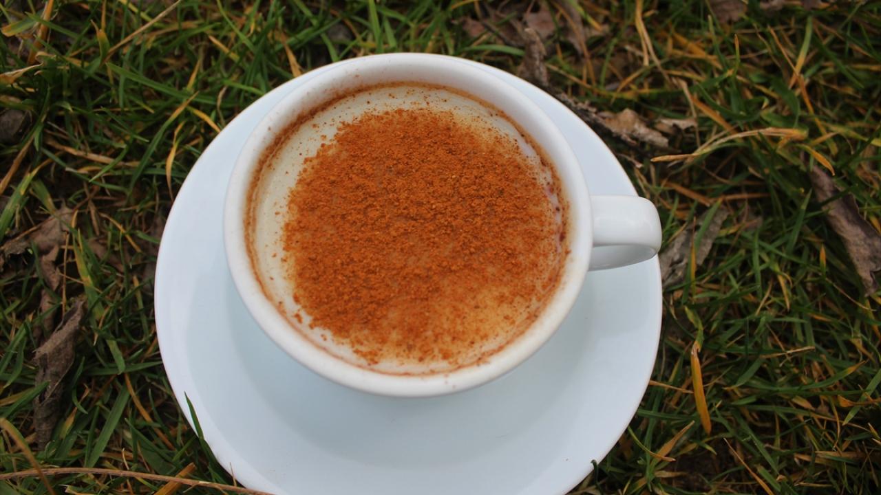 Türkiye`nin birçok ilinden yeni tip koronavirüs (Covid-19) salgını sürecinde de vatandaşlar evde yapmak için ilçeden salep sipariş ediyor.