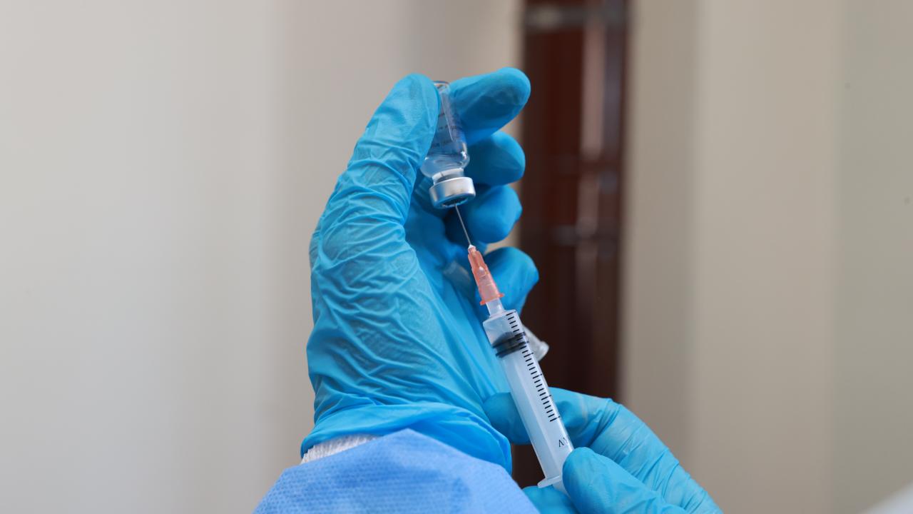 COVID-19 aşısı yaptırmak için sağlık kuruluşuna gitmek güvenli mi?