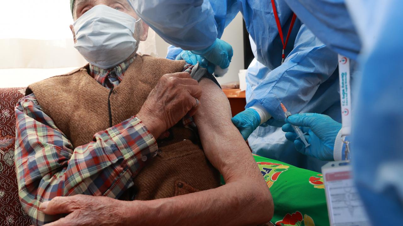 Maske, mesafe ve temizlik kurallarına uyuyorum, yine de aşı yaptırmalı mıyım?