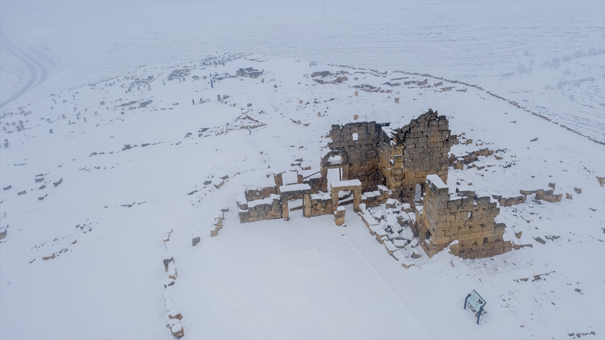 Beyazlara bürünen tarihi yerleşke Mardin ve Diyarbakır`da gelerek fotoğraf çekmek isteyenlerin de ilgi odağı oldu.