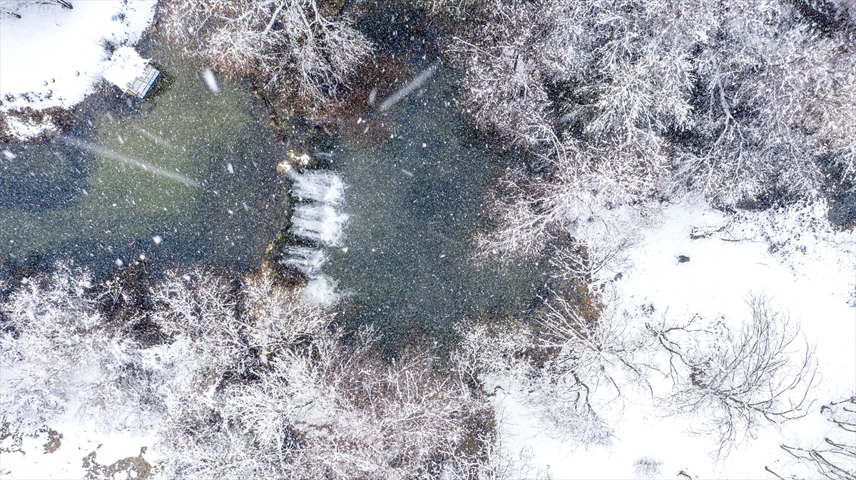 Mazıdağı`ndaki vadi yatağı boyunca ağaçlarla çevrili Karasu Çayı da etrafındaki irili ufaklı onlarca şelaleyle güzel görüntü oluşturdu. 