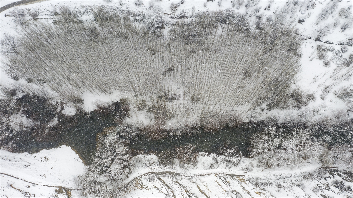 Mardin`in Mazıdağı ilçesindeki Karasu Çayı, kar yağışının ardından beyaza büründü.
