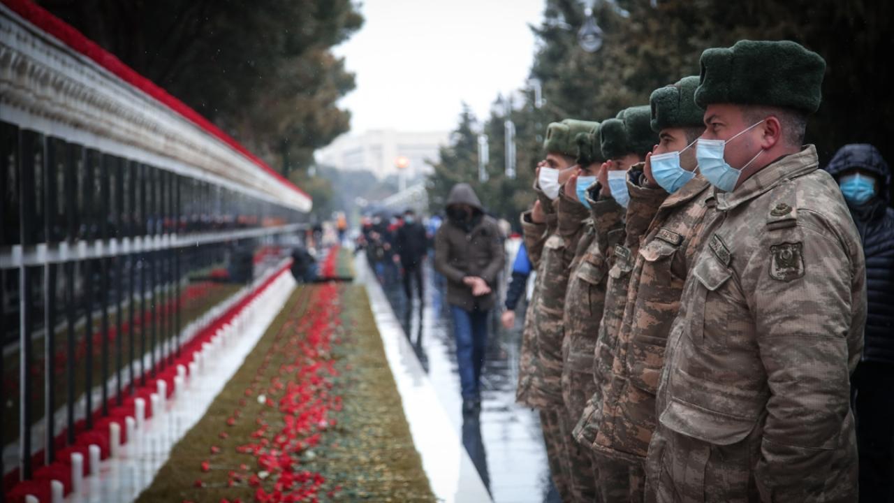 Azerbaycanlılar, 1990`da yaşanan katliamda hayatını kaybedenleri anmak için Bakü Şehitler Hiyabanı`na akın etti. 