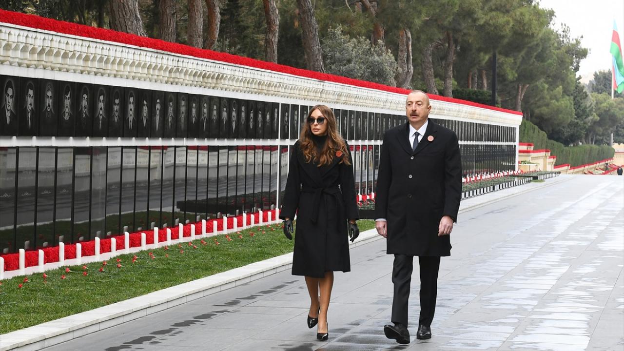 Cumhurbaşkanı İlham Aliyev de eşi Mihriban Aliyeva ile Şehitler Hiyabanı`ndaki törene katıldı.