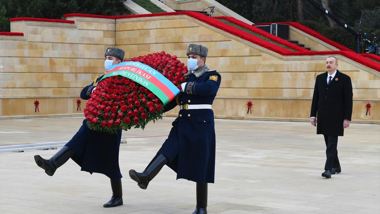 Azerbaycan Milli Marşı`nın çalındığı törende Aliyev, Ebedi Ateş Anıtı`na çelenk bıraktı.