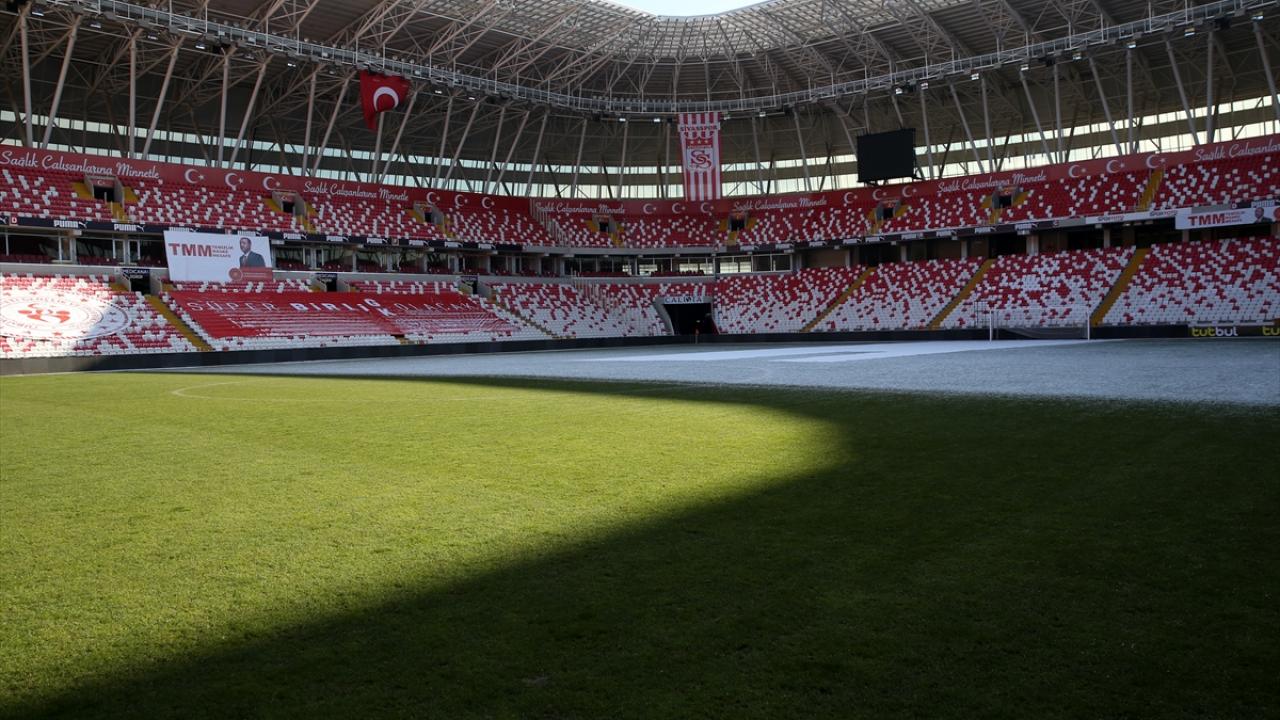 Alttan ısıtma sistemi bulunan çim sahada güneş görmeyen bazı bölgelerin kırağı ile kaplanması ilginç görüntü oluşturdu.