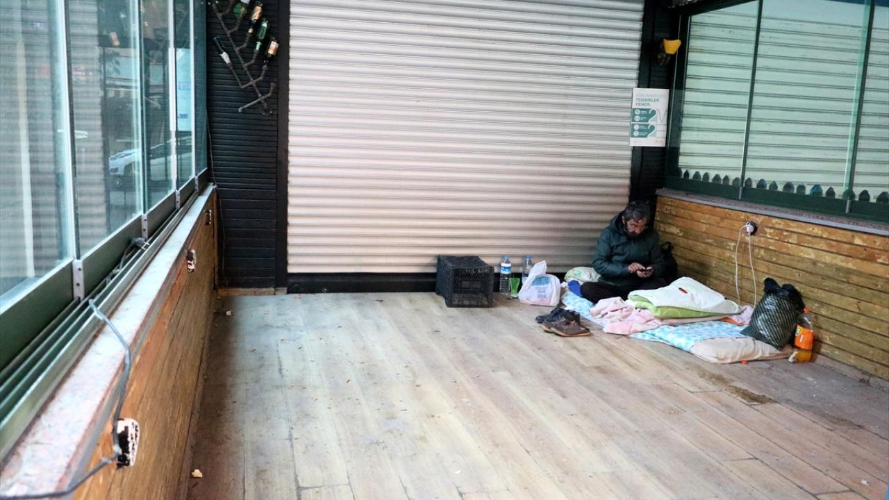 Antalya`da 25 yıl esnaflık yapan Karadavut, eşinin hastalığı nedeniyle işleriyle ilgilenemedi.