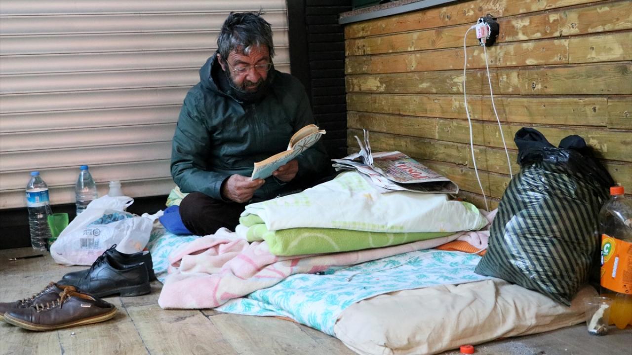 Eşi vefat ettikten sonra iş yerini kapatan Karadavut, Antalya`da bir müddet daha yaşadıktan sonra yeni hayat kurmak için iki yıl önce İzmir`e geldi.