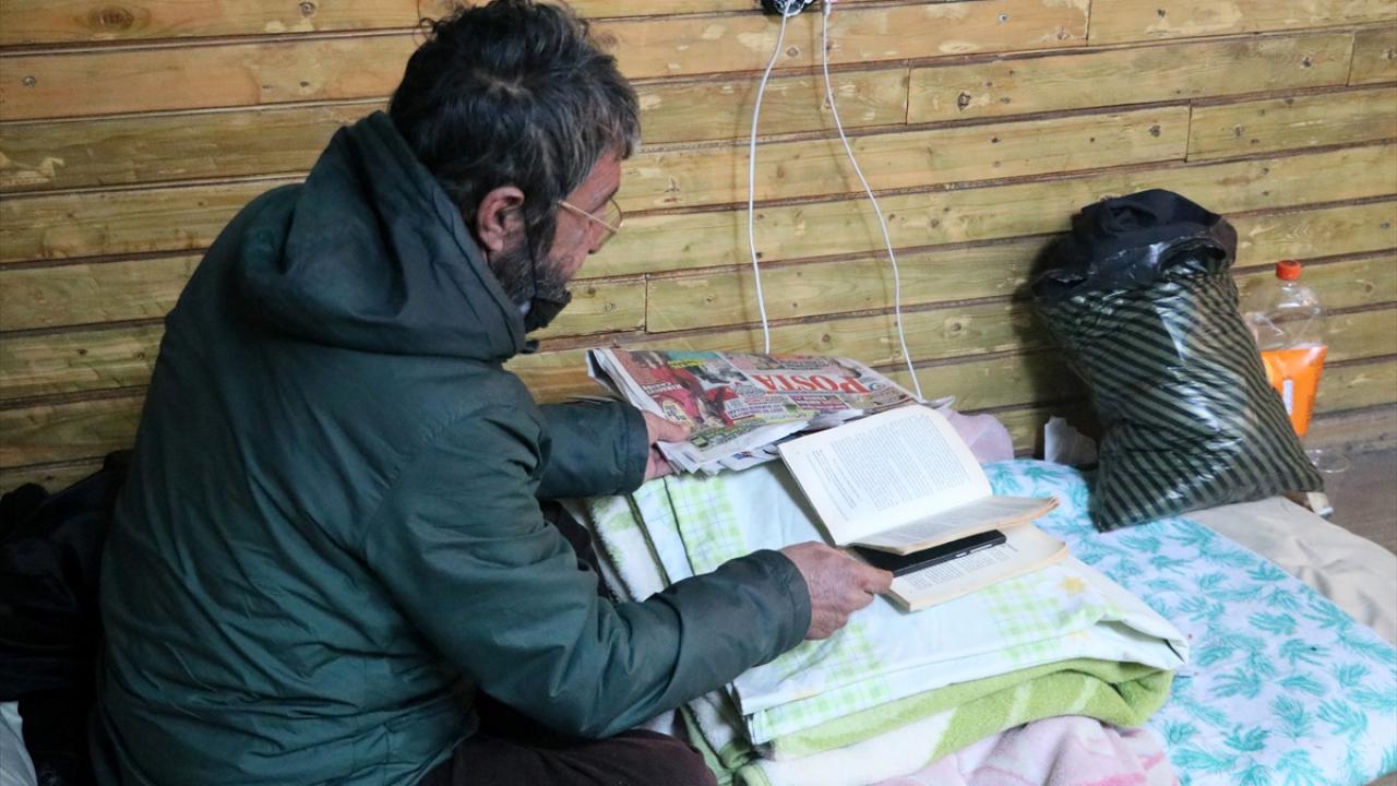 Birikimiyle bir süre idare edebilen Karadavut, ev kiralayacak imkanı olmayınca da sokakta yaşamaya başladı.