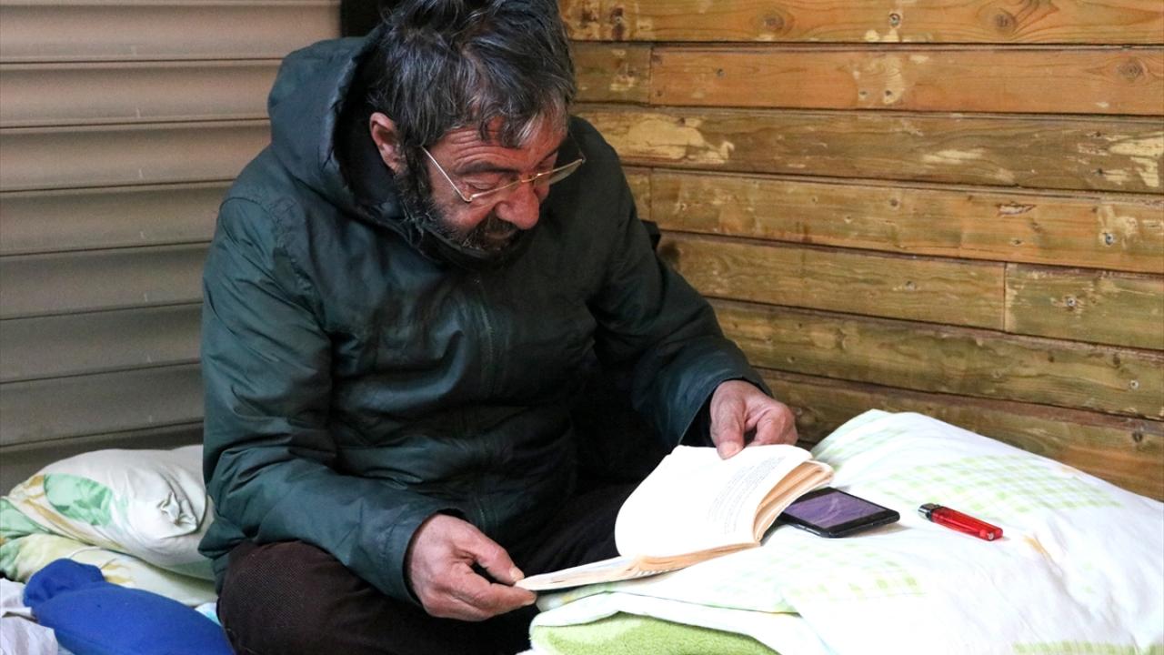 Hayırseverlerin verdiği kıyafetler ve battaniyelerle ısınmaya çalışan Karadavut, Bornova ilçesinde Covid-19 nedeniyle kapalı olan kafelerin bahçesinde yağmurdan ve soğuktan korunmaya çalıştı.