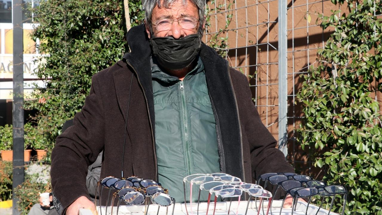 Bir hayırseverin kendisine aldığı gözlükleri seyyar tezgahta satıp günlük yemek ihtiyacını karşılayan Karadavut, havaların soğumasıyla iyice zor duruma düştü.