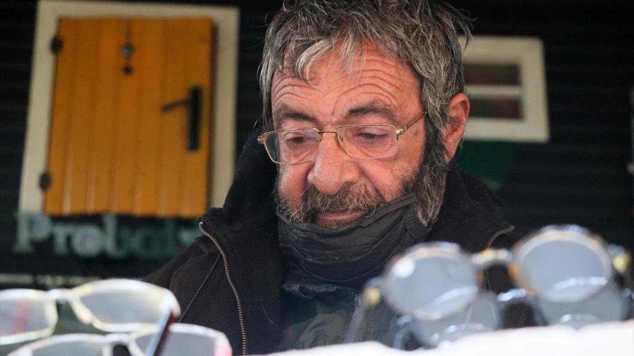 "Eşimi kaybettikten sonra dükkanı kapattım ve bu hale düştüm. Hep sokakta kalıyorum." diyen Karadavut, kışın sokakta kalmanın çok zor olduğunu belirtti.