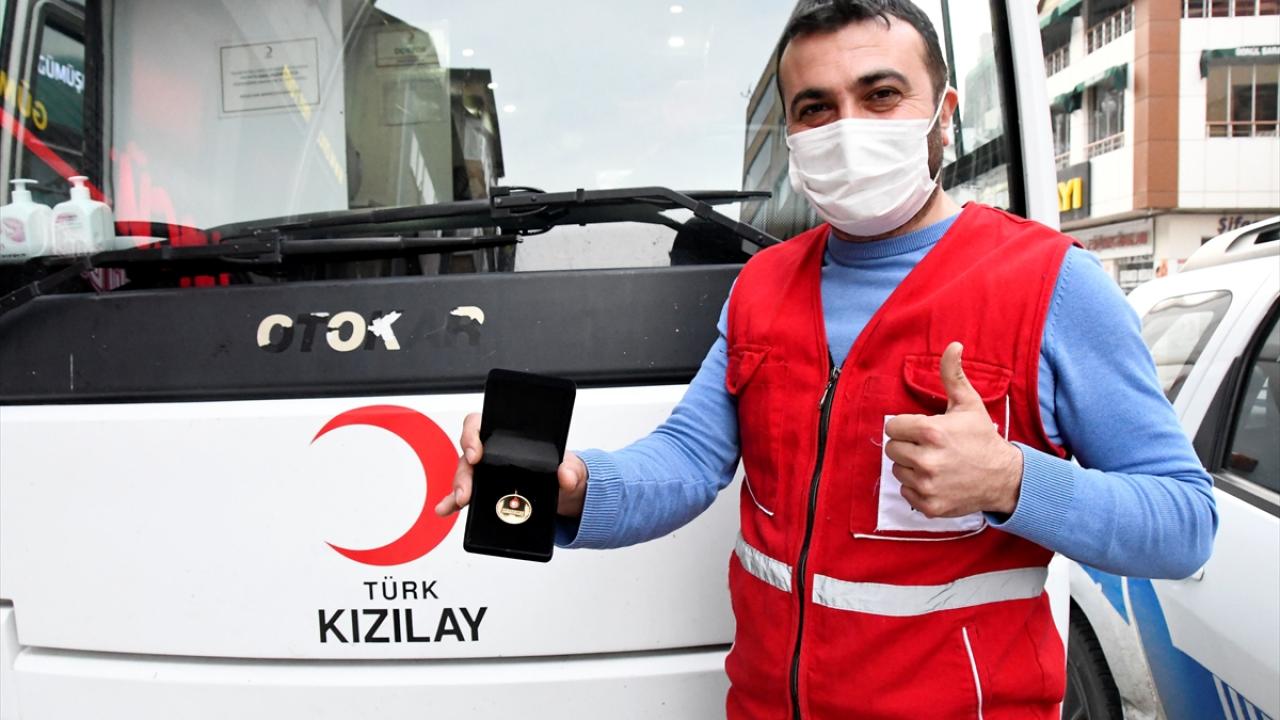 Kent merkezinde yaşayan 38 yaşındaki Ezber, 15 yıl önce Gümüşhane Kızılay Kan Merkezi`nde destek personeli olarak göreve başladı.