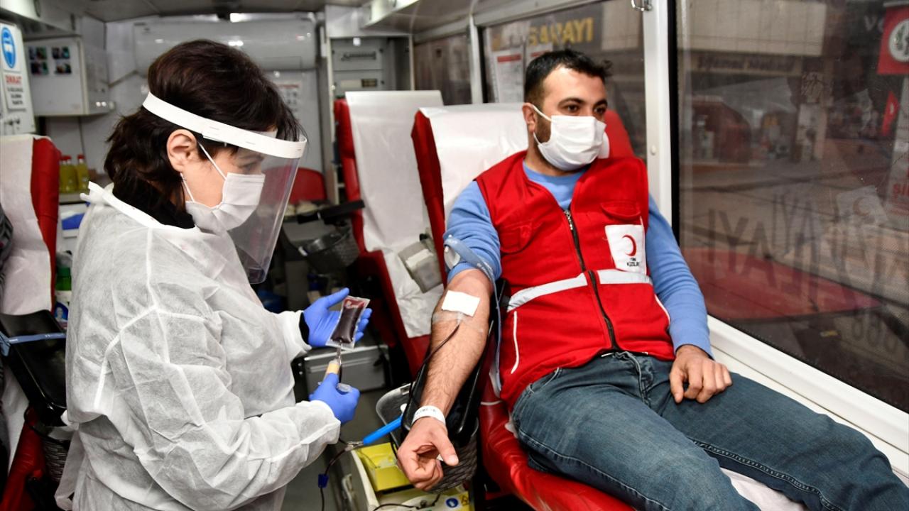 Merkezin kan nakil araçlarında şoförlük yaparak hastalara kan taşıyan Ezber, işe başladığı günden itibaren düzenli olarak kan bağışında bulundu.