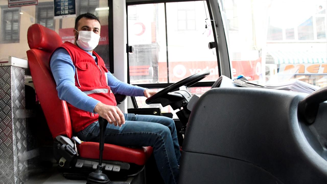 Özverili çalışmalarıyla öne çıkan ve 41. kez kan bağışında bulunan Ezber, altın madalya ile ödüllendirildi.