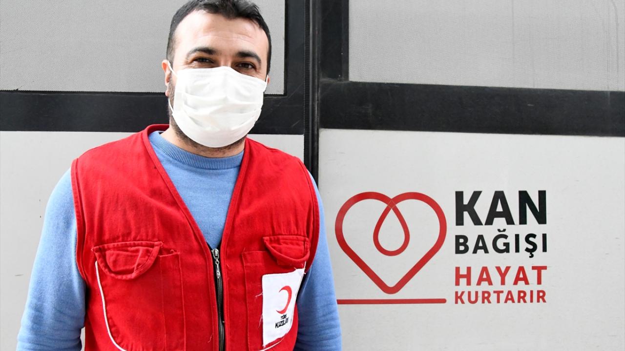 Ezber, merkezde kan bağışı organizasyonlarının yanı sıra bölgedeki hastanelere kan nakli gerçekleştirdiklerini söyledi.