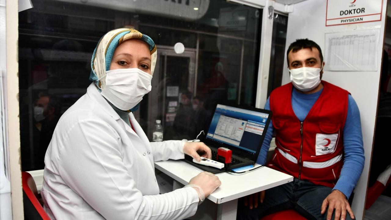 Gümüşhane Kızılay Kan Bağışı Merkezi Doktoru Gülseren Oğuzhan Çıtlak, 41 kez kan bağışında bulunarak altın madalya kazanan Ezber ile 10 yıldır birlikte çalıştıklarını söyledi.
