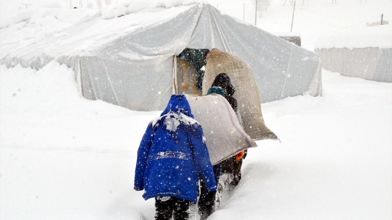 Kış boyunca günde iki kez hayvanlara yem veren besiciler, yaşadıkları zorluklara rağmen tek geçim kaynakları olan hayvanların bakımını ihmal etmiyor.