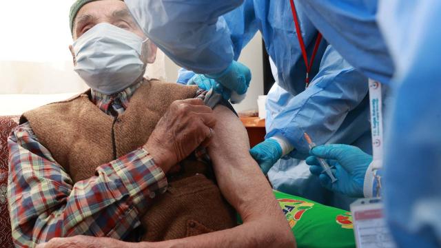 90 yaş üzeri vatandaşlar evlerinde aşılanmaya başlandı