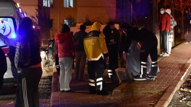Adanada apartmanda yangın: 6 kişi dumandan etkilendi
