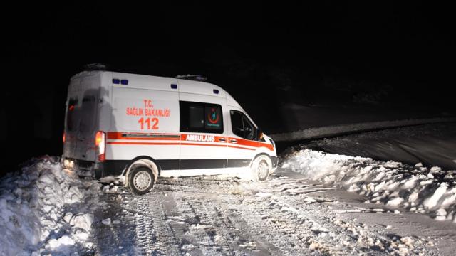 Muşta karla kaplı yolları aşan belediye ve sağlık ekipleri 2 hastanın imdadına yetişti