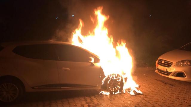 Muğlada yangın çıkan park halindeki 2 otomobil kullanılamaz hale geldi