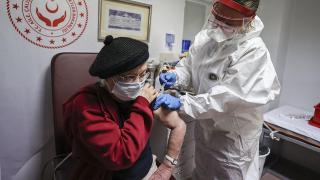 Huzurevleri ve bakımevlerinde aşı uygulaması başladı