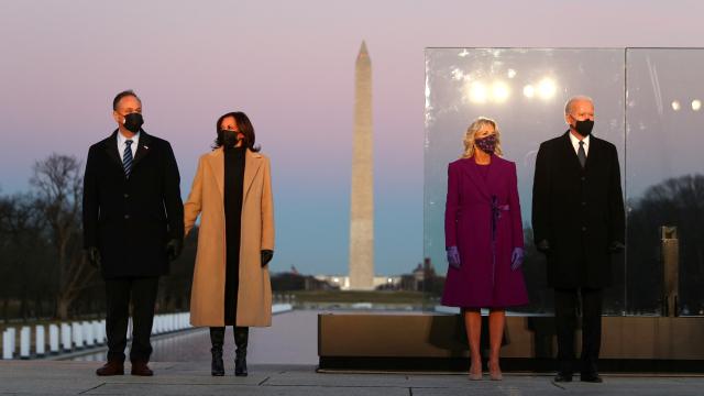 Biden, koronavirüsten ölenler için düzenlenen anma törenine katıldı