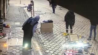 Yürürken yanına pencere camı düşen adam saniyelerle kurtuldu