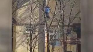 Babası çatıdaki kediyi kurtardı, küçük çocuk dua etti