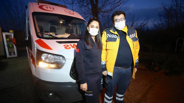 Covid-19u yenen acil tıp teknisyeni çift hüznü ve sevinci bir arada yaşadı