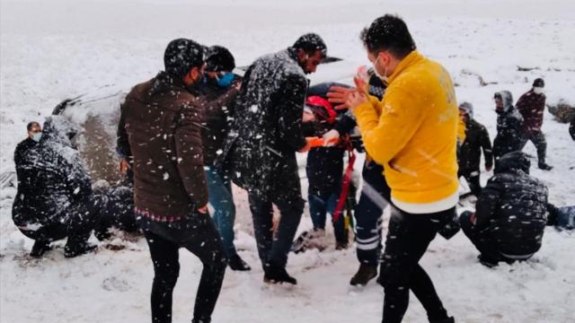 Diyarbakırda 2 minibüs devrildi, 22 kişi yaralandı