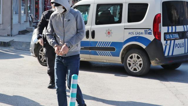 Manisada husumetlisine ait tekel bayisini yakmak isteyen şüpheli gözaltına alındı