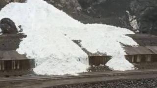 Hakkari'de çığ düşme anı kamerada