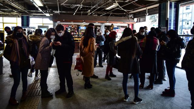 İstanbulda duraklarda HES kodu yoğunluğu