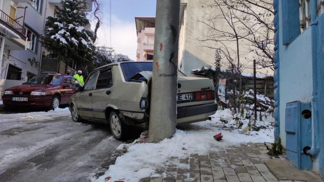 Çalıntı otomobille polisten kaçarken kaza yaptılar