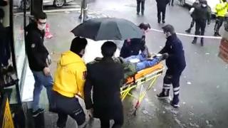 Kaldırımda yürüyen kişinin kafasına buz parçası düştü