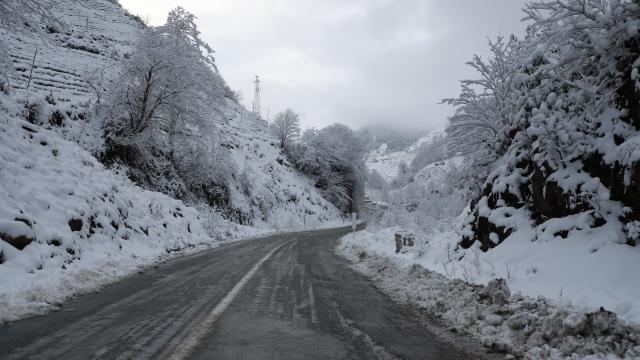 Kar kalınlığı Ovit Dağında 50, Ayder Yaylasında ise 30 santimetrenin üzerinde